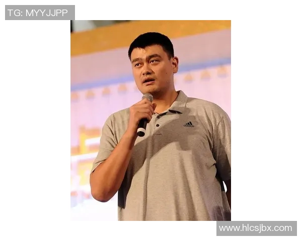 姚明身穿短裤短衣展现休闲风格引领时尚潮流的独特魅力 姚明身穿短裤短衣展现休闲风格引领时尚潮流的独特魅力